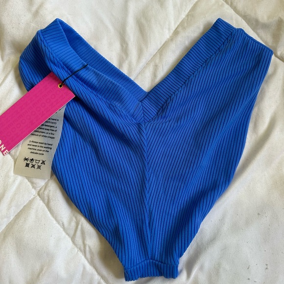 ONE ONE bottoms & scrunchie - Picture 2 of 4